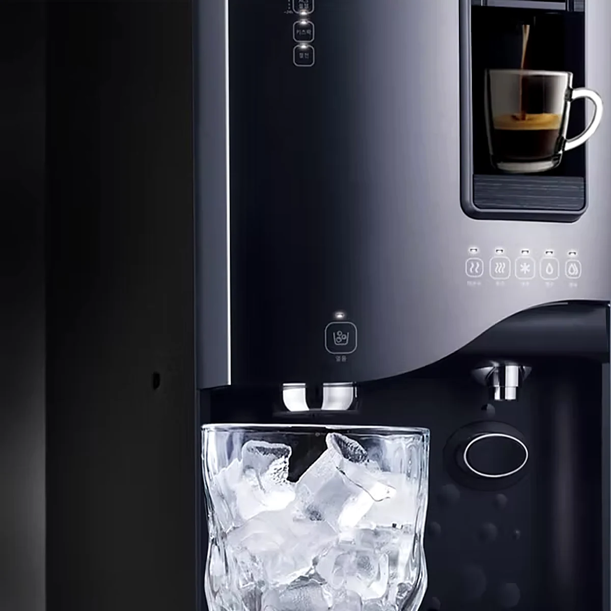 ESPRECAFFE 700 pouring coffee above a glass of clear ice